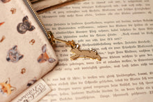 Lade das Bild in den Galerie-Viewer, Reißverschlusstasche mit Waldtieren - Waldgesichter - kleine Baumwoll Tasche mit Anhänger - Selbst illustriert und genäht - Handarbeit