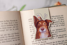 Lade das Bild in den Galerie-Viewer, Magnetisches Lesezeichen - Hund mit Vogel - Australian Shepherd Bluthänfling - Geschenkidee - Eigene Illustrationen