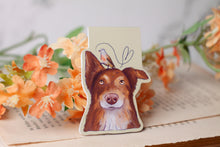 Lade das Bild in den Galerie-Viewer, Magnetisches Lesezeichen - Hund mit Vogel - Australian Shepherd Bluthänfling - Geschenkidee - Eigene Illustrationen