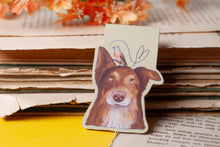 Lade das Bild in den Galerie-Viewer, Magnetisches Lesezeichen - Hund mit Vogel - Australian Shepherd Bluthänfling - Geschenkidee - Eigene Illustrationen