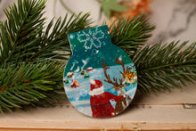 Lade das Bild in den Galerie-Viewer, Magnetisches Lesezeichen - Weihnachtsmann mit Rentier - Adventskalender - Verträumte Kunst, Glitzer - Geschenkidee - Eigene Illustrationen