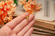 Lade das Bild in den Galerie-Viewer, Emaille Pin - Minipin - Pfifferling Pilz - Tiny Little Forest Kollektion