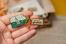 Lade das Bild in den Galerie-Viewer, Emaille Pin - Flaschenpost mit Kette, mit Spruch - und zack, glücklich, segeln, Edersee - Brosche Segeln Meer See - Eigenes Design