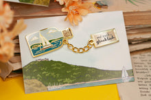 Lade das Bild in den Galerie-Viewer, Emaille Pin - Flaschenpost mit Kette, mit Spruch - und zack, glücklich, segeln, Edersee - Brosche Segeln Meer See - Eigenes Design