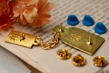 Lade das Bild in den Galerie-Viewer, Emaille Pin - Flaschenpost mit Kette, mit Spruch - und zack, glücklich, segeln, Edersee - Brosche Segeln Meer See - Eigenes Design