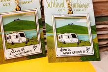 Lade das Bild in den Galerie-Viewer, Emaille Schlüsselanhänger - Wohnwagen "Zuhause ist, wo wir Parken" / "Home is, where we park it" - Camper Vanlife - Eigenes Design