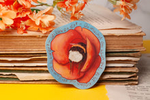 Lade das Bild in den Galerie-Viewer, Vinyl Sticker - Hummel in Mohnblume - schlafende Hummel - Aufkleber mit Spruch - Affirmation Du machst das gut - Handgemalte Illustration