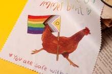 Lade das Bild in den Galerie-Viewer, Microfasertuch - Pride Huhn - Liebe ist bunt - LGBTQIA+ - für Brillen, Handys, Objektive - Eigene Illustration