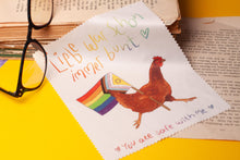 Lade das Bild in den Galerie-Viewer, Microfasertuch - Pride Huhn - Liebe ist bunt - LGBTQIA+ - für Brillen, Handys, Objektive - Eigene Illustration