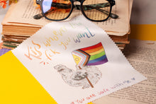 Lade das Bild in den Galerie-Viewer, Microfasertuch - Pride Huhn - kiss whoever the fck you want - LGBTQIA+ - für Brillen, Handys, Objektive - Eigene Illustration