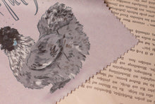 Lade das Bild in den Galerie-Viewer, Microfasertuch - Fühlen Mutig Seidenhuhn - für Brillen, Handys, Objektive - Eigene Illustration - Mut machen