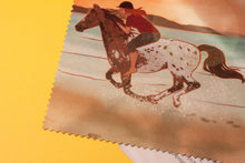 Lade das Bild in den Galerie-Viewer, Reinigungstuch - Strandausritt - Reiterin am Strand - Appaloosa - Microfasertuch für Brillen, Handys und Objektive - Eigene Illustration