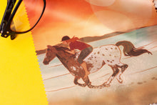 Lade das Bild in den Galerie-Viewer, Reinigungstuch - Strandausritt - Reiterin am Strand - Appaloosa - Microfasertuch für Brillen, Handys und Objektive - Eigene Illustration