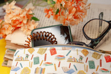 Lade das Bild in den Galerie-Viewer, Reißverschlusstasche mit Büchern - kleine Baumwoll Tasche mit Anhänger - Selbst illustriert und genäht - Handarbeit