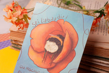 Lade das Bild in den Galerie-Viewer, Postkarte - Hummel in Mohnblume - Naturpapier - Schlafende Hummel - Mit Spruch Affirmation Mut machen - Eigene Illustration
