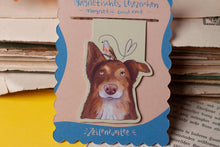 Lade das Bild in den Galerie-Viewer, Magnetisches Lesezeichen - Hund mit Vogel - Australian Shepherd Bluthänfling - Geschenkidee - Eigene Illustrationen