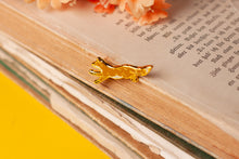 Lade das Bild in den Galerie-Viewer, Emaille Pin - Minipin - Fuchs springend 2.0 - Tiny Little Forest Kollektion - Brosche mit Fuchs - Eigenes Design