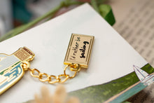 Lade das Bild in den Galerie-Viewer, Emaille Pin - Flaschenpost mit Kette, mit Spruch - und zack, glücklich, segeln, Edersee - Brosche Segeln Meer See - Eigenes Design