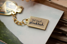 Lade das Bild in den Galerie-Viewer, Emaille Pin - Flaschenpost mit Kette, mit Spruch - und zack, glücklich, segeln, Edersee - Brosche Segeln Meer See - Eigenes Design