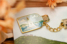 Lade das Bild in den Galerie-Viewer, Emaille Pin - Flaschenpost mit Kette, mit Spruch - und zack, glücklich, segeln, Edersee - Brosche Segeln Meer See - Eigenes Design