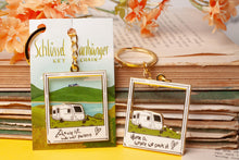 Lade das Bild in den Galerie-Viewer, Emaille Schlüsselanhänger - Wohnwagen "Zuhause ist, wo wir Parken" / "Home is, where we park it" - Camper Vanlife - Eigenes Design