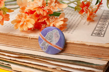Lade das Bild in den Galerie-Viewer, Magnet Button - Taube auf Ast Lila - Taubenliebe - Stadttaube - Eigene Illustration