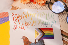 Lade das Bild in den Galerie-Viewer, Microfasertuch - Pride Huhn - Menschenrechte statt rechte Menschen - LGBTQIA+ - für Brillen, Handys, Objektive - Eigene Illustration