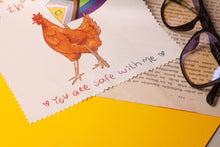 Lade das Bild in den Galerie-Viewer, Microfasertuch - Pride Huhn - Different and thats beautiful - LGBTQIA+ - für Brillen, Handys, Objektive - Eigene Illustration