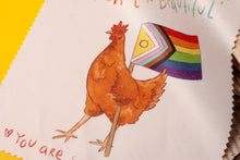 Lade das Bild in den Galerie-Viewer, Microfasertuch - Pride Huhn - Different and thats beautiful - LGBTQIA+ - für Brillen, Handys, Objektive - Eigene Illustration
