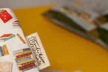 Lade das Bild in den Galerie-Viewer, Reißverschlusstasche mit Büchern - kleine Baumwoll Tasche mit Anhänger - Selbst illustriert und genäht - Handarbeit