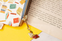 Lade das Bild in den Galerie-Viewer, Reißverschlusstasche mit Büchern - kleine Baumwoll Tasche mit Anhänger - Selbst illustriert und genäht - Handarbeit