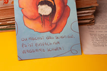Lade das Bild in den Galerie-Viewer, Postkarte - Hummel in Mohnblume - Naturpapier - Schlafende Hummel - Mit Spruch Affirmation Mut machen - Eigene Illustration