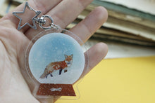Lade das Bild in den Galerie-Viewer, B-Ware -Acryl Schlüsselanhänger - Fuchs in Schneekugel - Glitzer