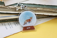 Lade das Bild in den Galerie-Viewer, B-Ware -Acryl Schlüsselanhänger - Fuchs in Schneekugel - Glitzer