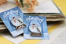 Lade das Bild in den Galerie-Viewer, Emaille Pin - Schneemann mit Häschen - Schneekugel Kollektion - Glitzer