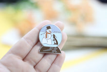 Lade das Bild in den Galerie-Viewer, Emaille Pin - Schneemann mit Häschen - Schneekugel Kollektion - Glitzer