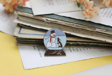 Lade das Bild in den Galerie-Viewer, Emaille Pin - Schneemann mit Häschen - Schneekugel Kollektion - Glitzer