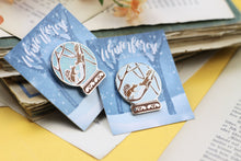 Lade das Bild in den Galerie-Viewer, Emaille Pin - Eichhörnchen - Schneekugel Kollektion - Glitzer