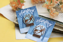 Lade das Bild in den Galerie-Viewer, Emaille Pin - Eichhörnchen - Schneekugel Kollektion - Glitzer