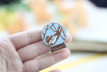 Lade das Bild in den Galerie-Viewer, Emaille Pin - Eichhörnchen - Schneekugel Kollektion - Glitzer