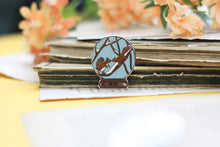 Lade das Bild in den Galerie-Viewer, Emaille Pin - Eichhörnchen - Schneekugel Kollektion - Glitzer