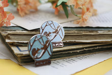 Lade das Bild in den Galerie-Viewer, Emaille Pin - Eichhörnchen - Schneekugel Kollektion - Glitzer