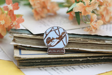 Lade das Bild in den Galerie-Viewer, Emaille Pin - Eichhörnchen - Schneekugel Kollektion - Glitzer