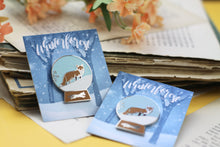 Lade das Bild in den Galerie-Viewer, Emaille Pin - Fuchs - Schneekugel Kollektion - Glitzer