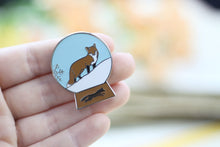 Lade das Bild in den Galerie-Viewer, Emaille Pin - Fuchs - Schneekugel Kollektion - Glitzer