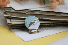 Lade das Bild in den Galerie-Viewer, Emaille Pin - Fuchs - Schneekugel Kollektion - Glitzer