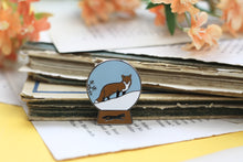 Lade das Bild in den Galerie-Viewer, Emaille Pin - Fuchs - Schneekugel Kollektion - Glitzer