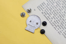 Lade das Bild in den Galerie-Viewer, Emaille Pin - Fuchs - Schneekugel Kollektion - Glitzer