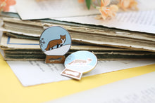Lade das Bild in den Galerie-Viewer, Emaille Pin - Fuchs - Schneekugel Kollektion - Glitzer