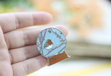 Lade das Bild in den Galerie-Viewer, Emaille Pin - Rotkehlchen - Schneekugel Kollektion - Glitzer